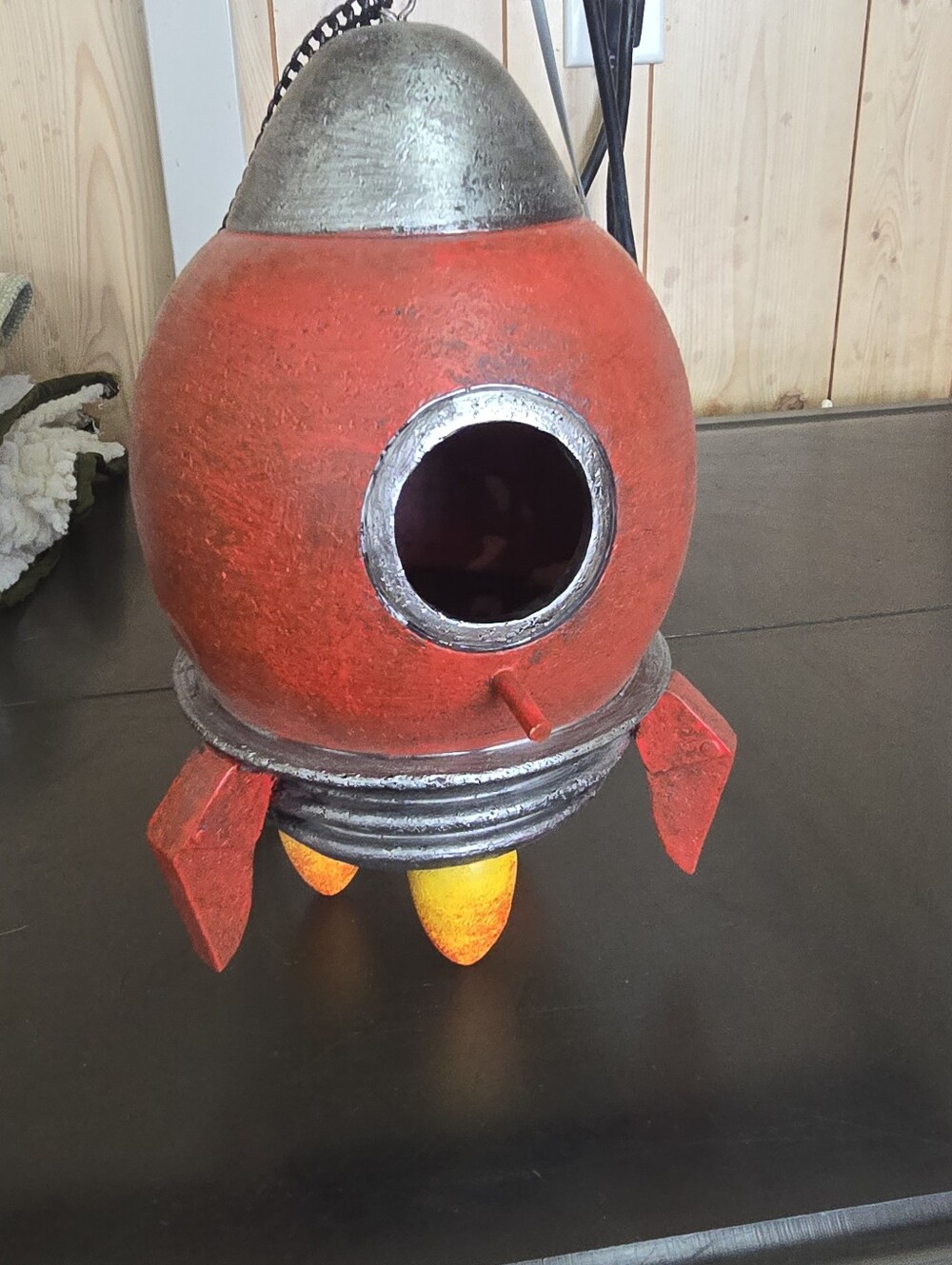 Red Rocket-Shaped Decorative birdhouse